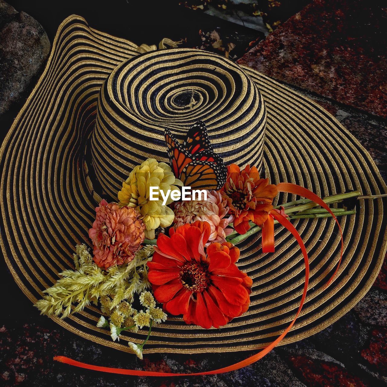 HIGH ANGLE VIEW OF FLOWERING PLANTS ON TABLE