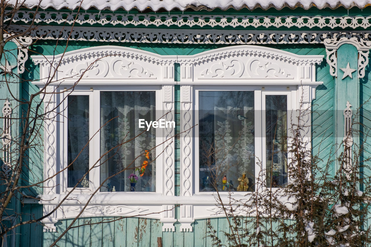 LOW ANGLE VIEW OF WINDOW ON BUILDING