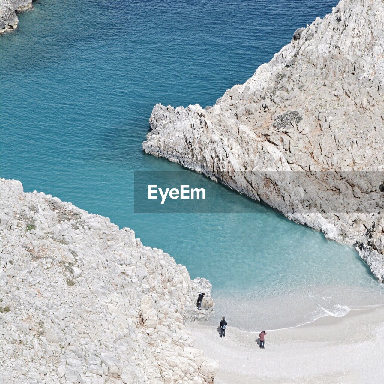 HIGH ANGLE VIEW OF ROCKS ON BEACH