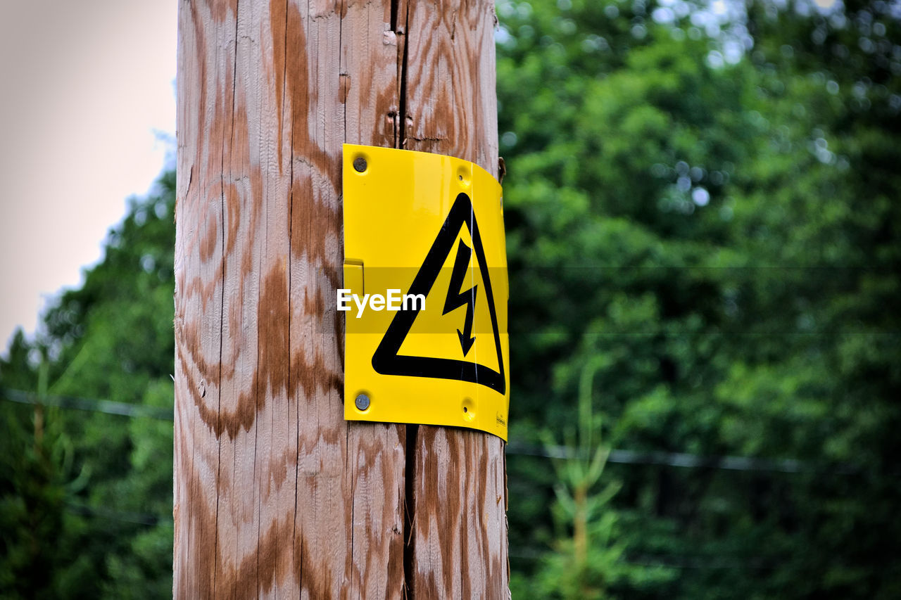 Information sign on wooden post