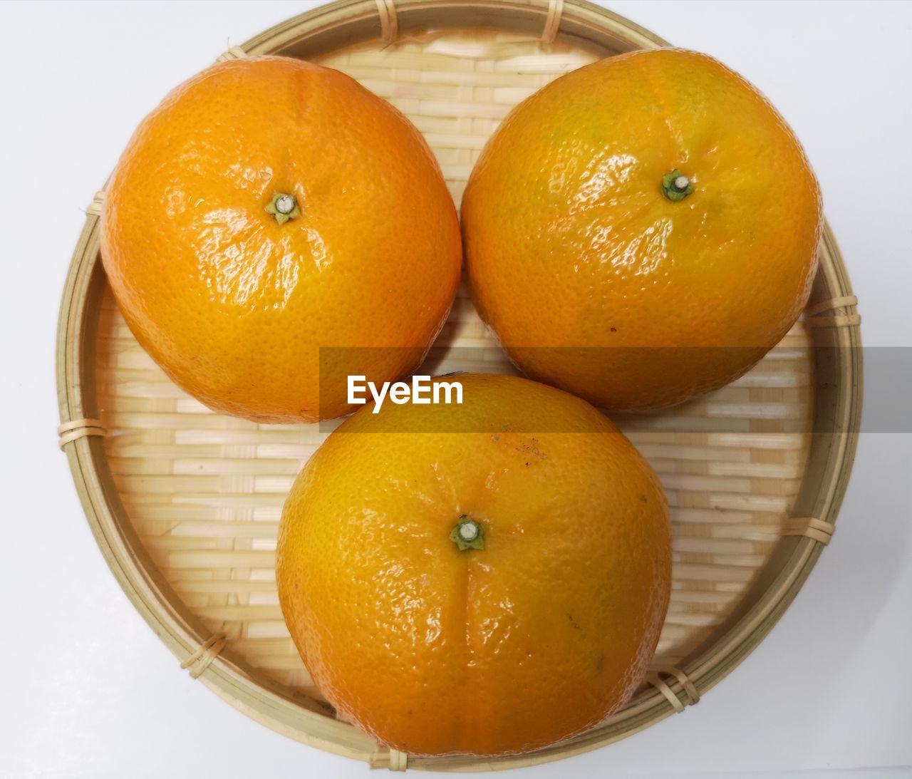 HIGH ANGLE VIEW OF ORANGE FRUITS IN BOWL