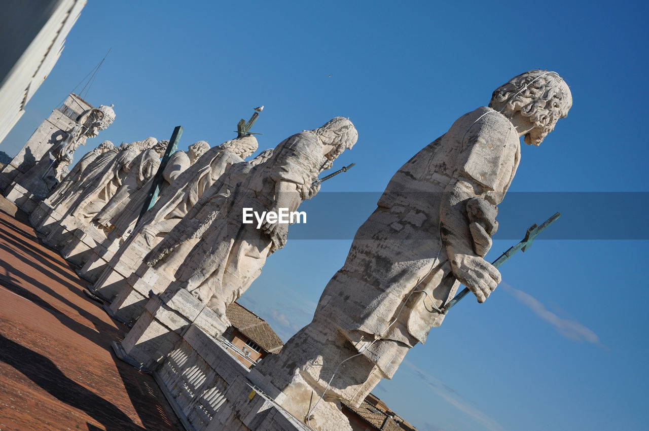 LOW ANGLE VIEW OF STATUE OF HISTORICAL BUILDING