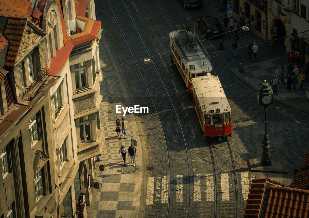 HIGH ANGLE VIEW OF PEOPLE ON CITY STREET