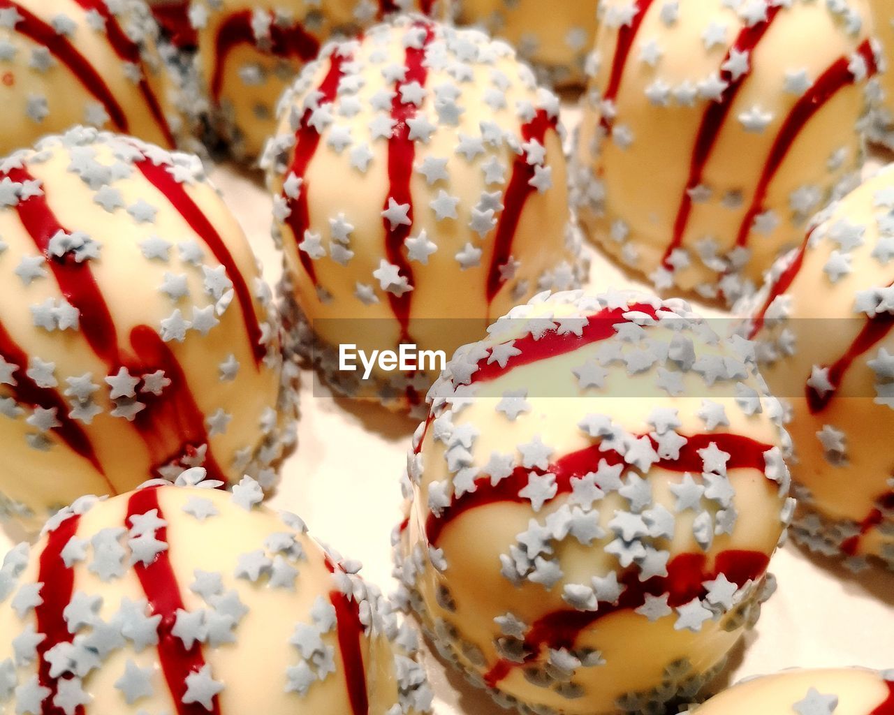 CLOSE-UP OF CUPCAKES ON TRAY