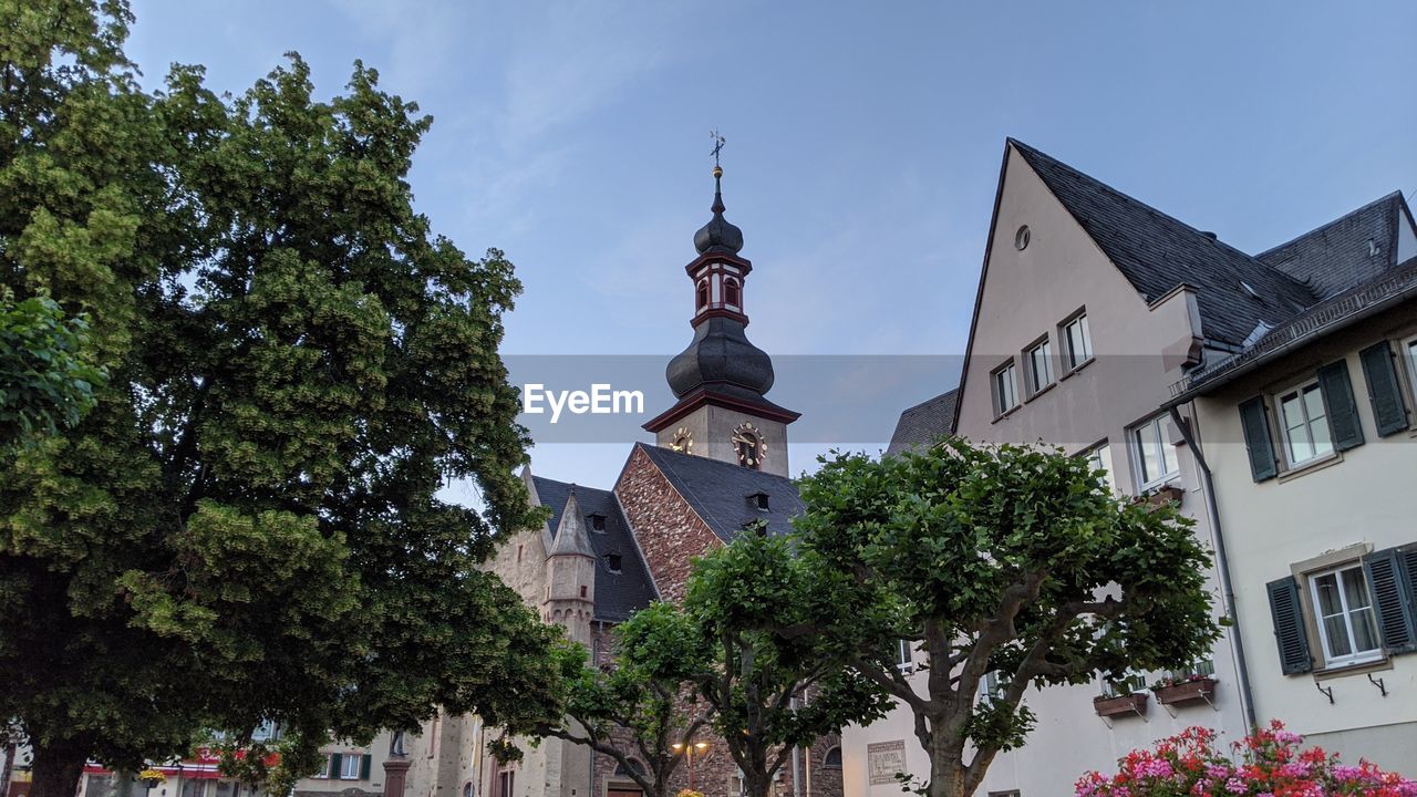 LOW ANGLE VIEW OF BUILDINGS AGAINST SKY