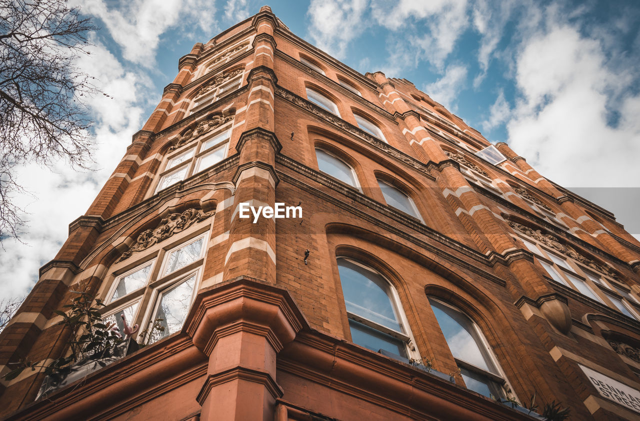 LOW ANGLE VIEW OF BUILDING AGAINST SKY