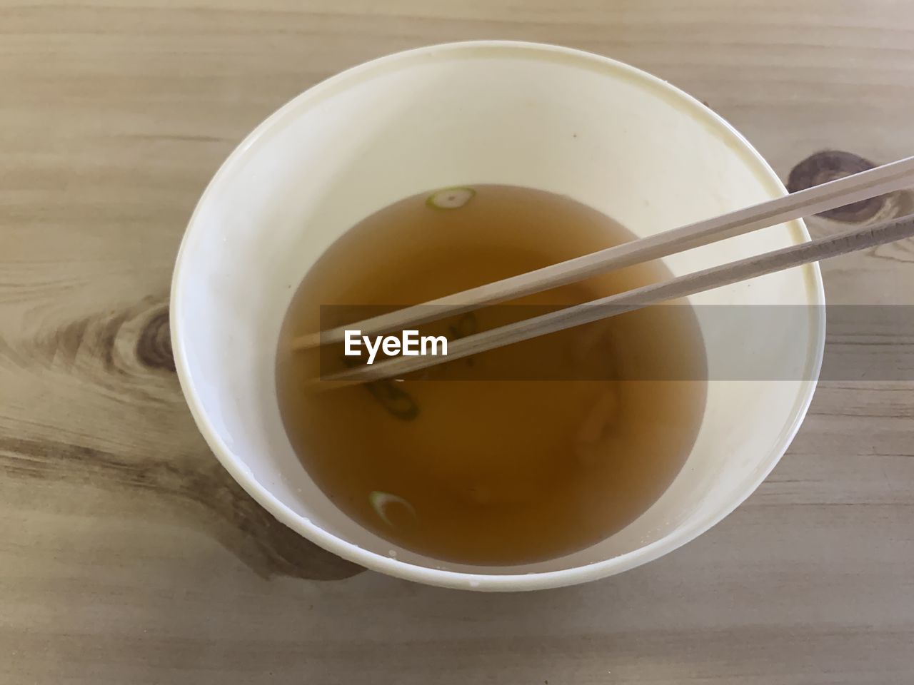 CLOSE-UP OF TEA IN BOWL ON TABLE