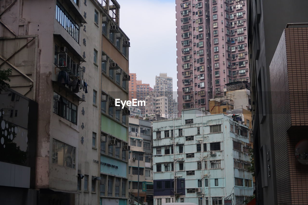 LOW ANGLE VIEW OF BUILDINGS IN CITY