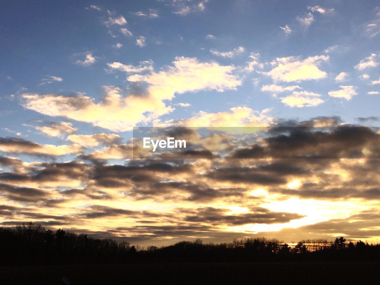 SCENIC VIEW OF LANDSCAPE AT SUNSET