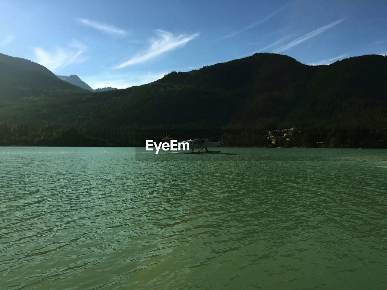 SCENIC VIEW OF SEA AGAINST MOUNTAINS