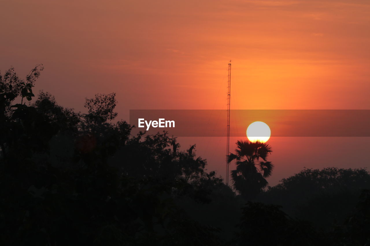 sky, sunset, tree, plant, beauty in nature, silhouette, afterglow, scenics - nature, dawn, nature, tranquility, orange color, cloud, sun, horizon, tranquil scene, no people, evening, sunlight, environment, idyllic, landscape, outdoors, astronomical object, red sky at morning, growth, non-urban scene, land, dramatic sky