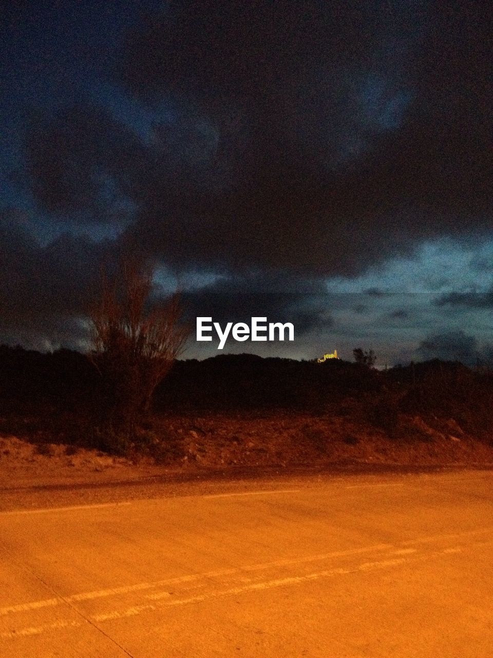 SCENIC VIEW OF FIELD AGAINST SKY AT NIGHT