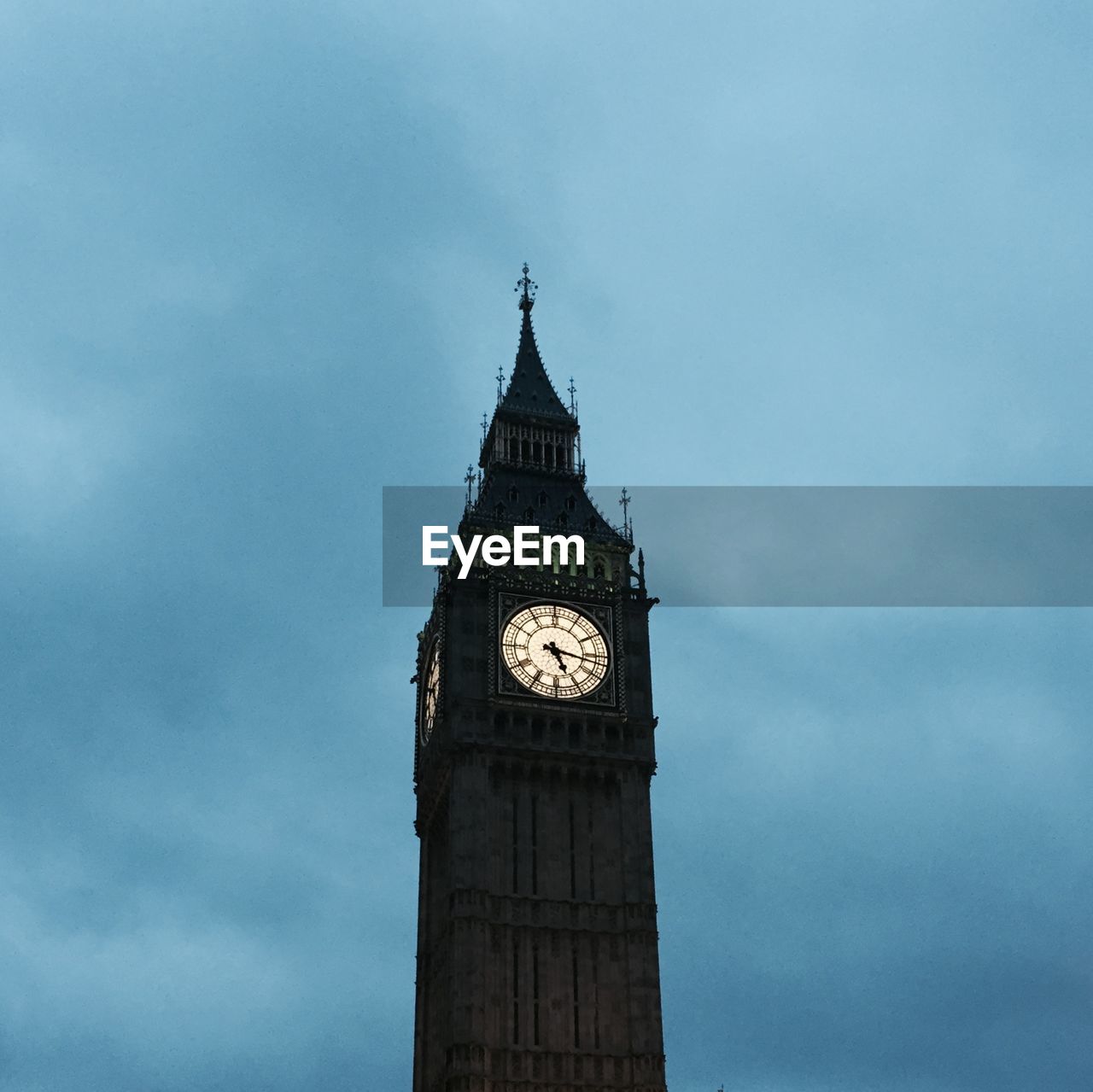 Low angle view of big ben parliament building against sky