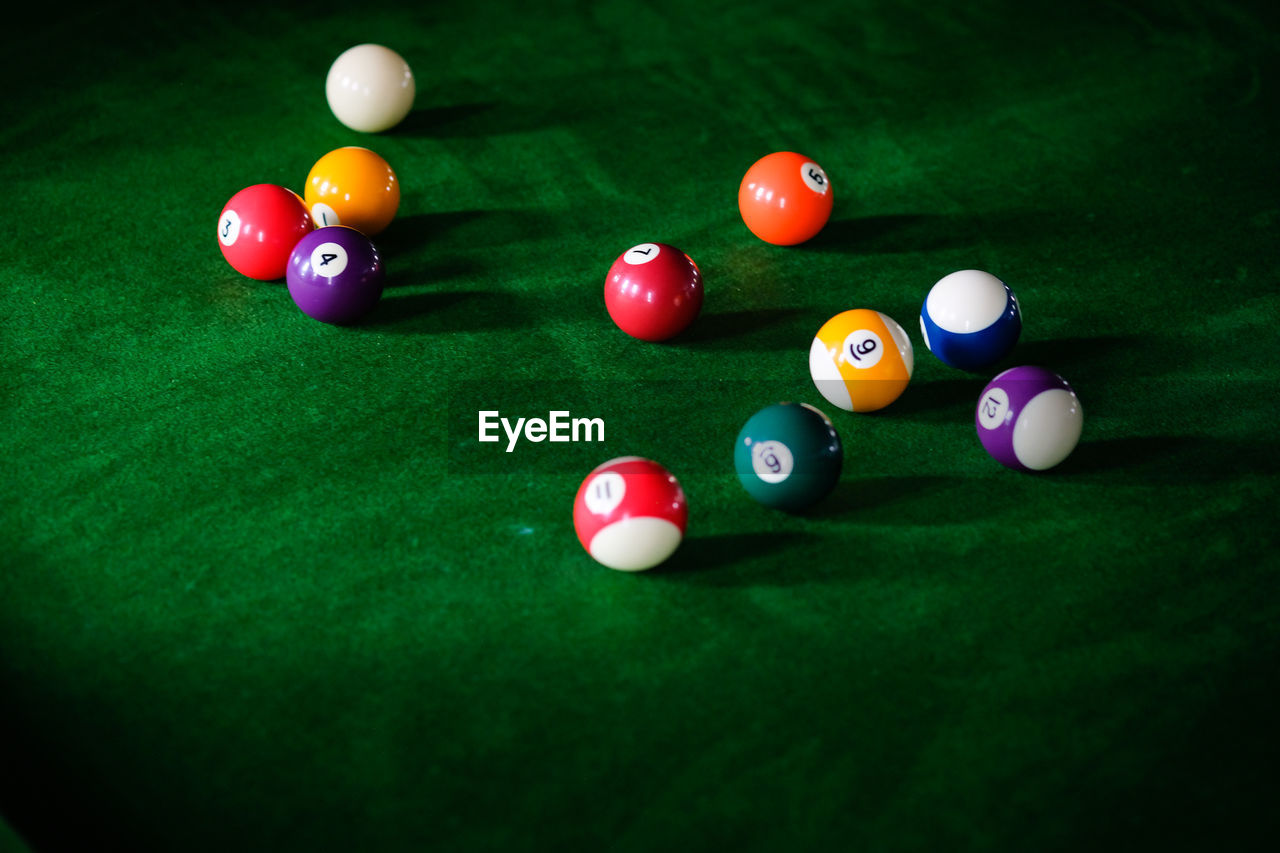 HIGH ANGLE VIEW OF COLORFUL BALLS ON TABLE