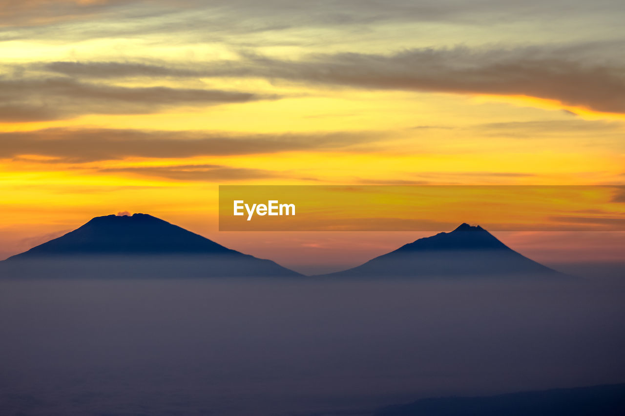 SCENIC VIEW OF SILHOUETTE MOUNTAIN AGAINST SKY DURING SUNSET