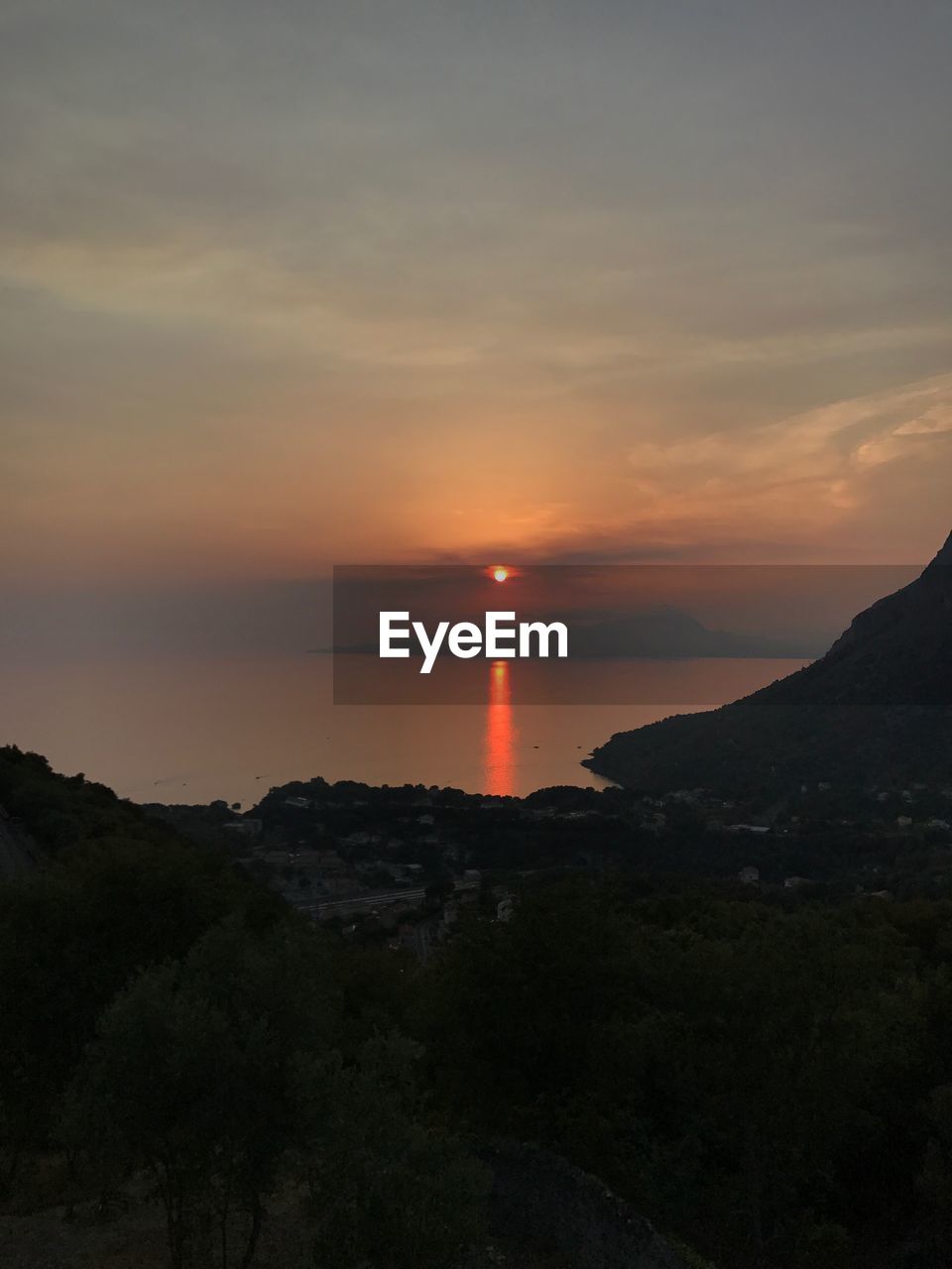 SCENIC VIEW OF SEA AGAINST SKY AT SUNSET