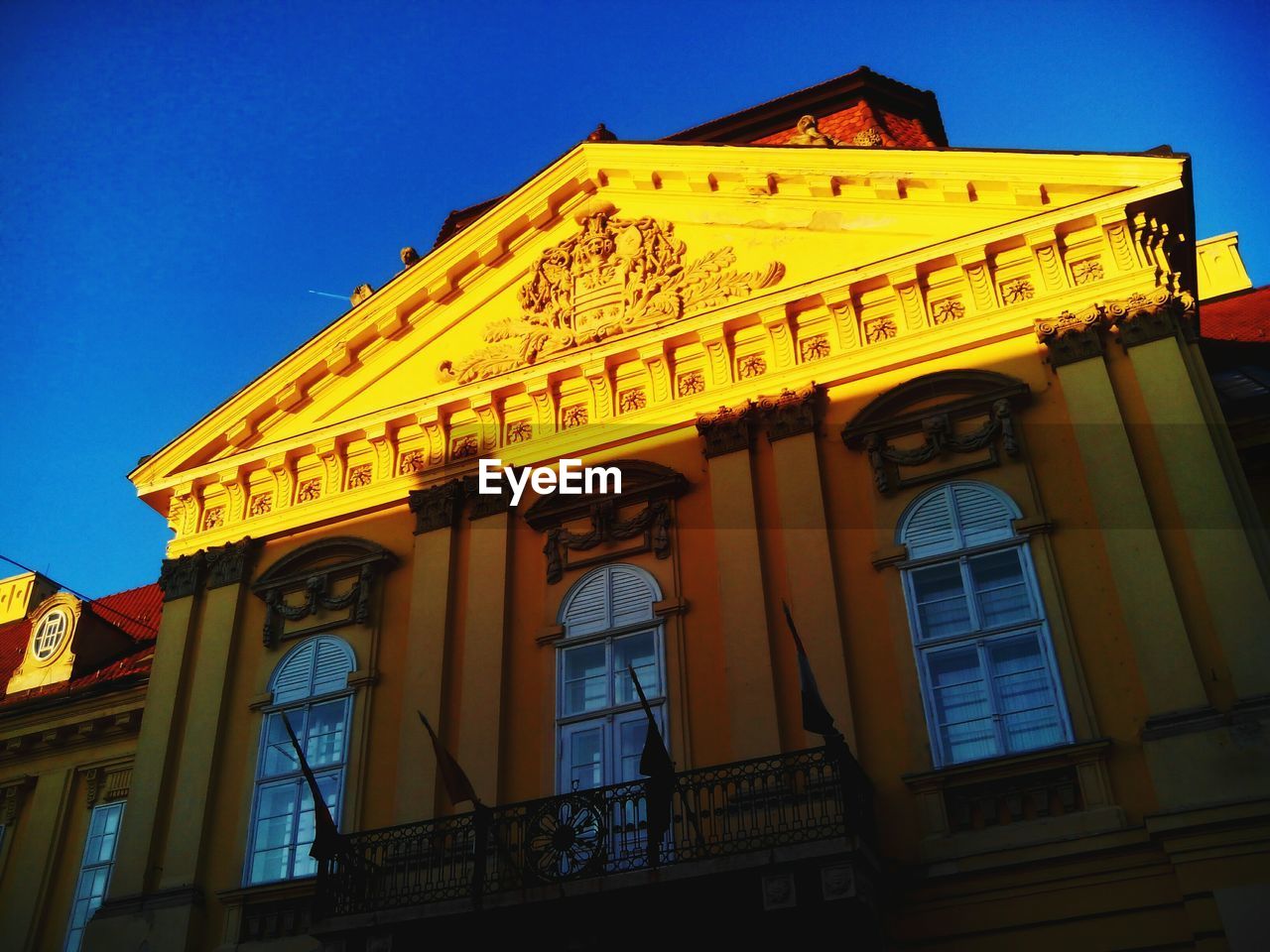 LOW ANGLE VIEW OF HISTORIC BUILDING AGAINST CLEAR SKY