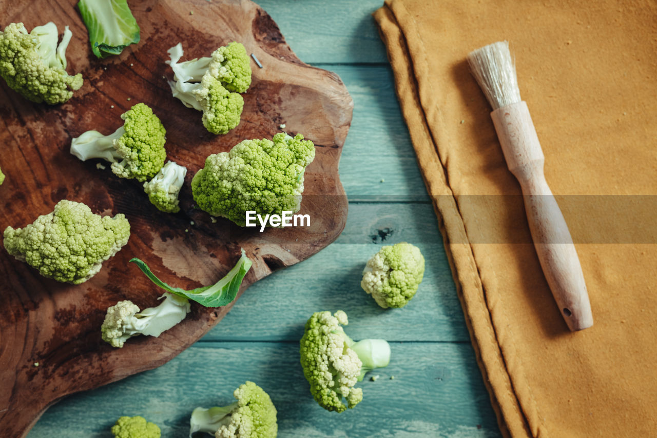 HIGH ANGLE VIEW OF FOOD ON TABLE