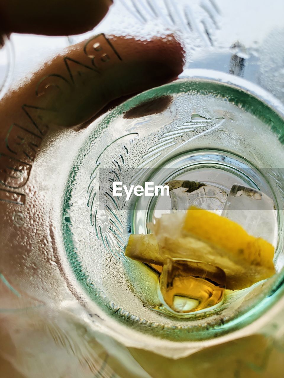 HIGH ANGLE VIEW OF DRINK IN GLASS
