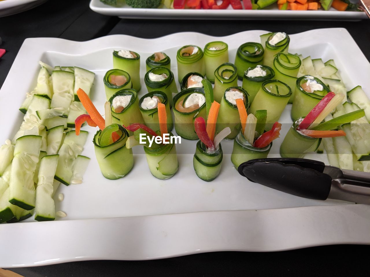 HIGH ANGLE VIEW OF CHOPPED VEGETABLES IN PLATE