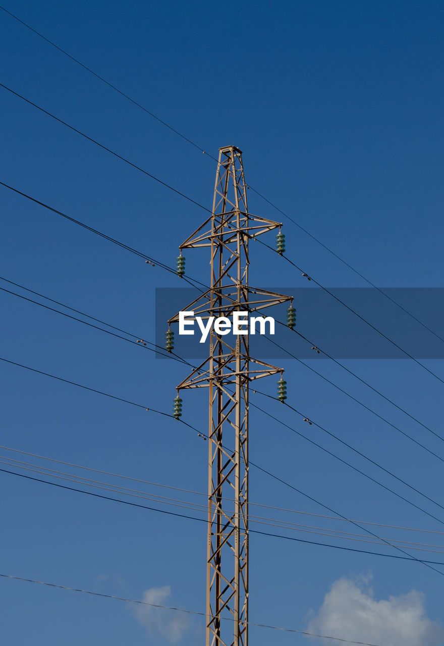 LOW ANGLE VIEW OF ELECTRICITY PYLON AGAINST CLEAR SKY