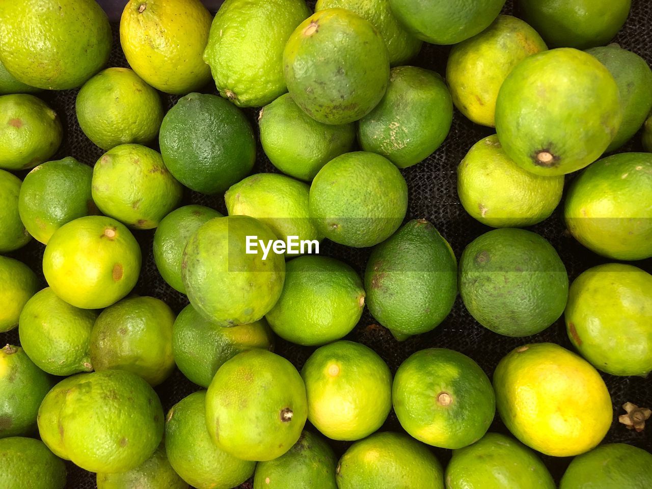 FULL FRAME SHOT OF GREEN FRUITS