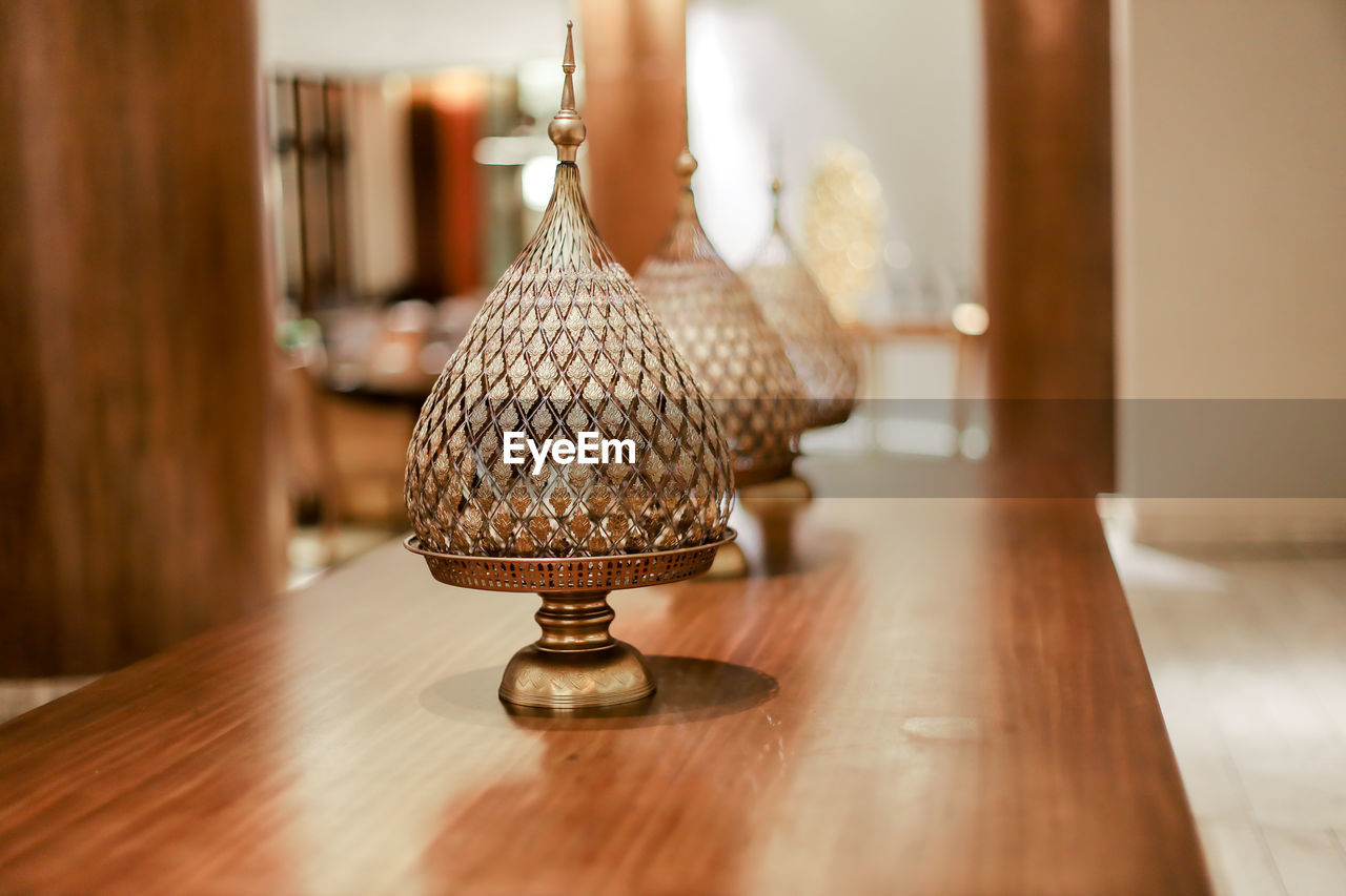 CLOSE-UP OF ELECTRIC LAMP ON WOODEN TABLE