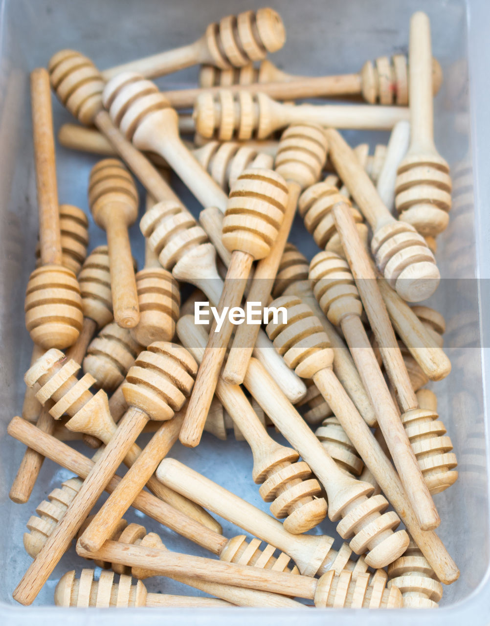 HIGH ANGLE VIEW OF ROPE TIED ON TABLE