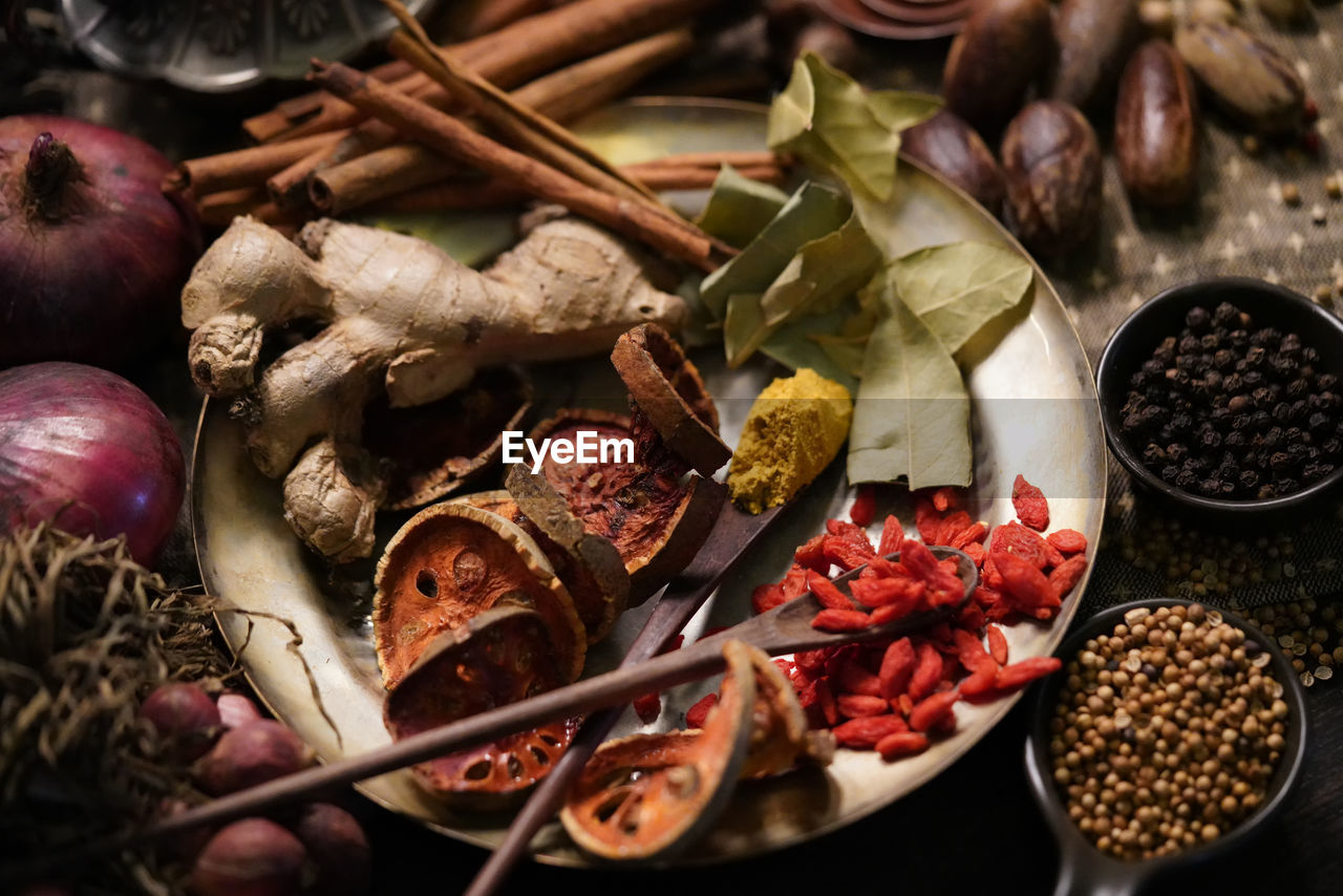 CLOSE-UP OF VEGETABLES IN CONTAINER