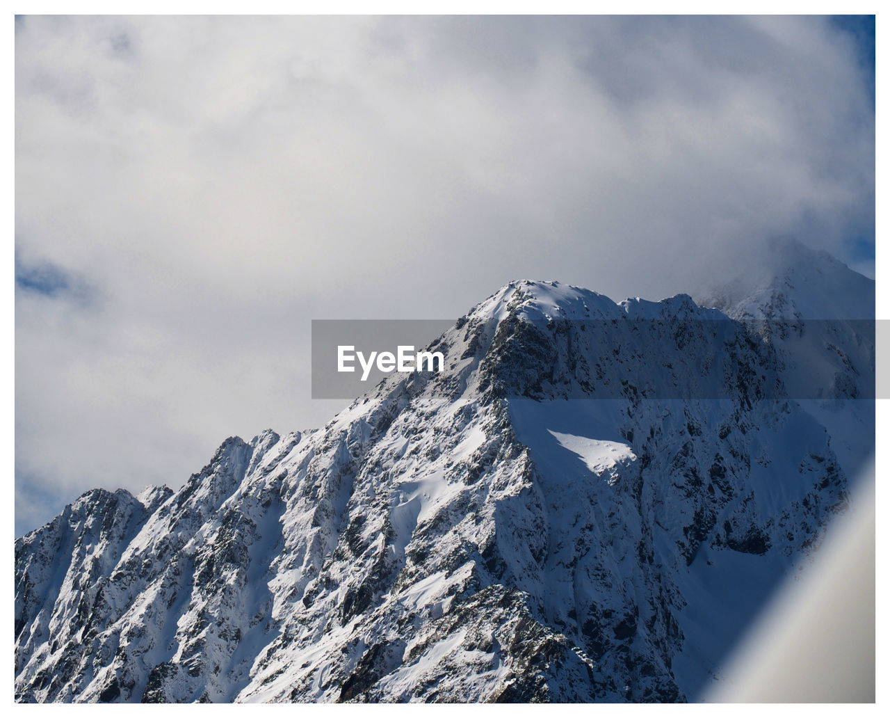 SNOWCAPPED MOUNTAIN AGAINST SKY