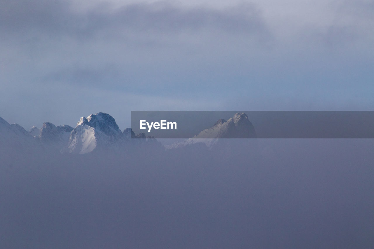 SCENIC VIEW OF SNOW COVERED MOUNTAINS AGAINST SKY