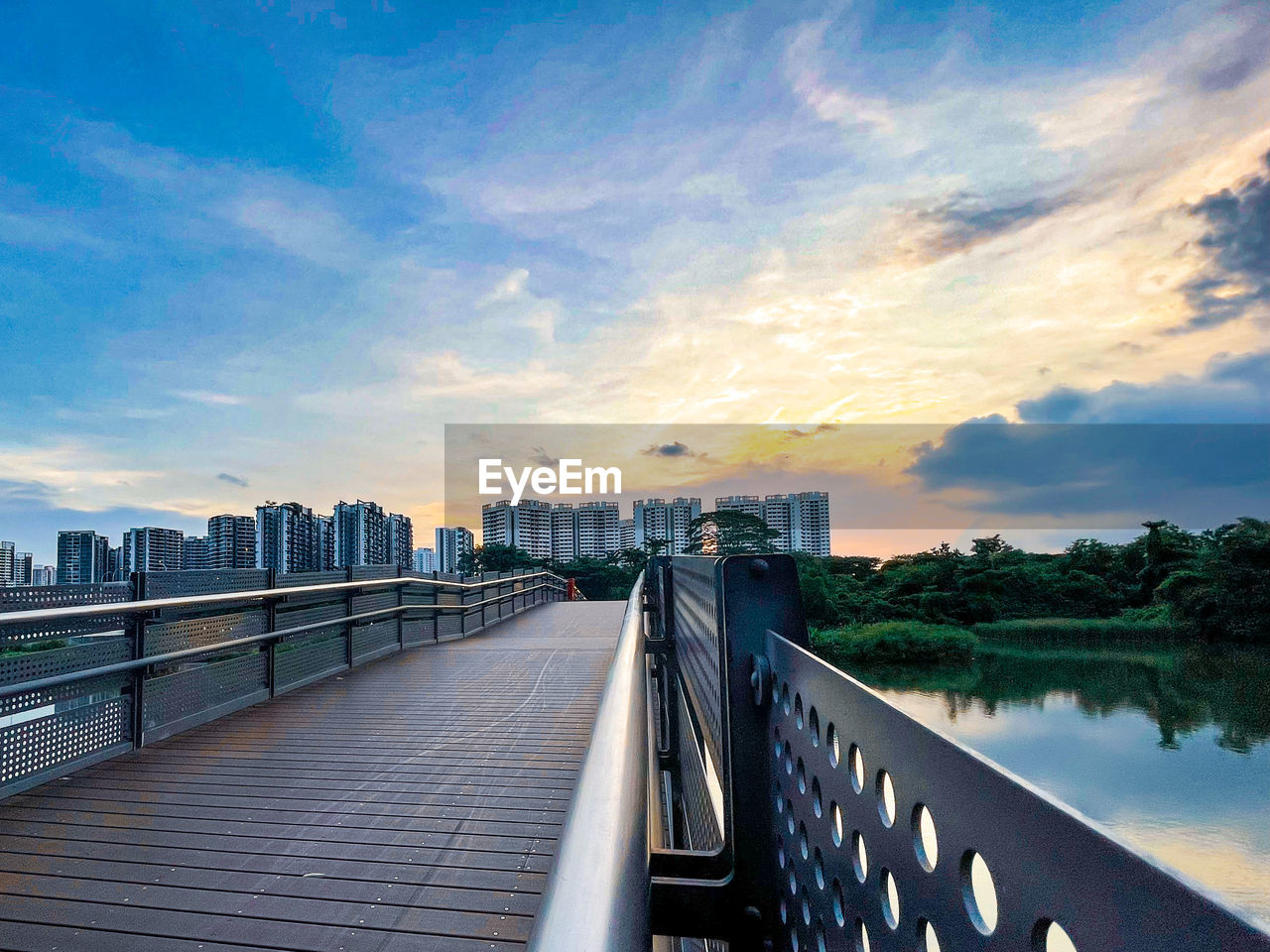 BRIDGE OVER RIVER AGAINST SKY