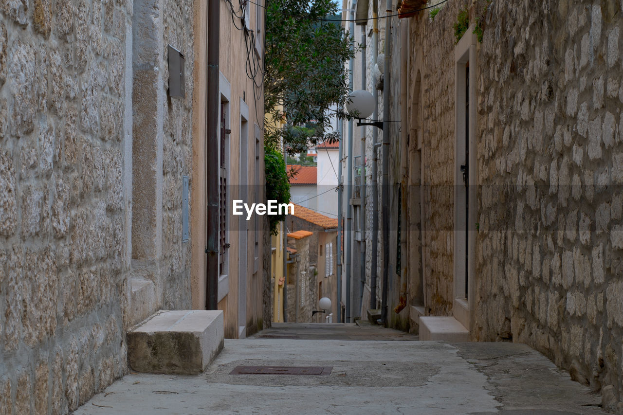 Narrow alley amidst buildings in city