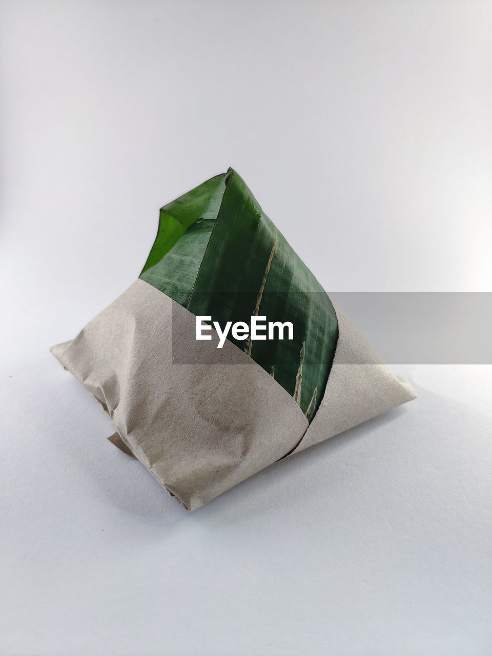 HIGH ANGLE VIEW OF PAPER OVER WHITE BACKGROUND AGAINST COLORED