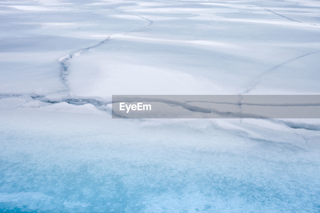 HIGH ANGLE VIEW OF ICE IN LAKE