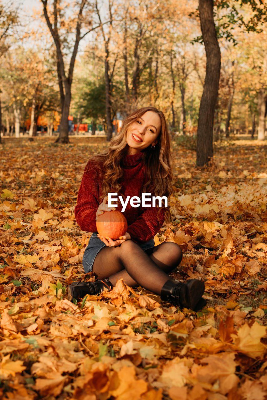 Portrait of smiling young woman in autumn