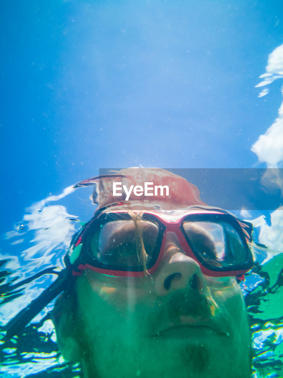 PORTRAIT OF MAN SWIMMING POOL IN SEA