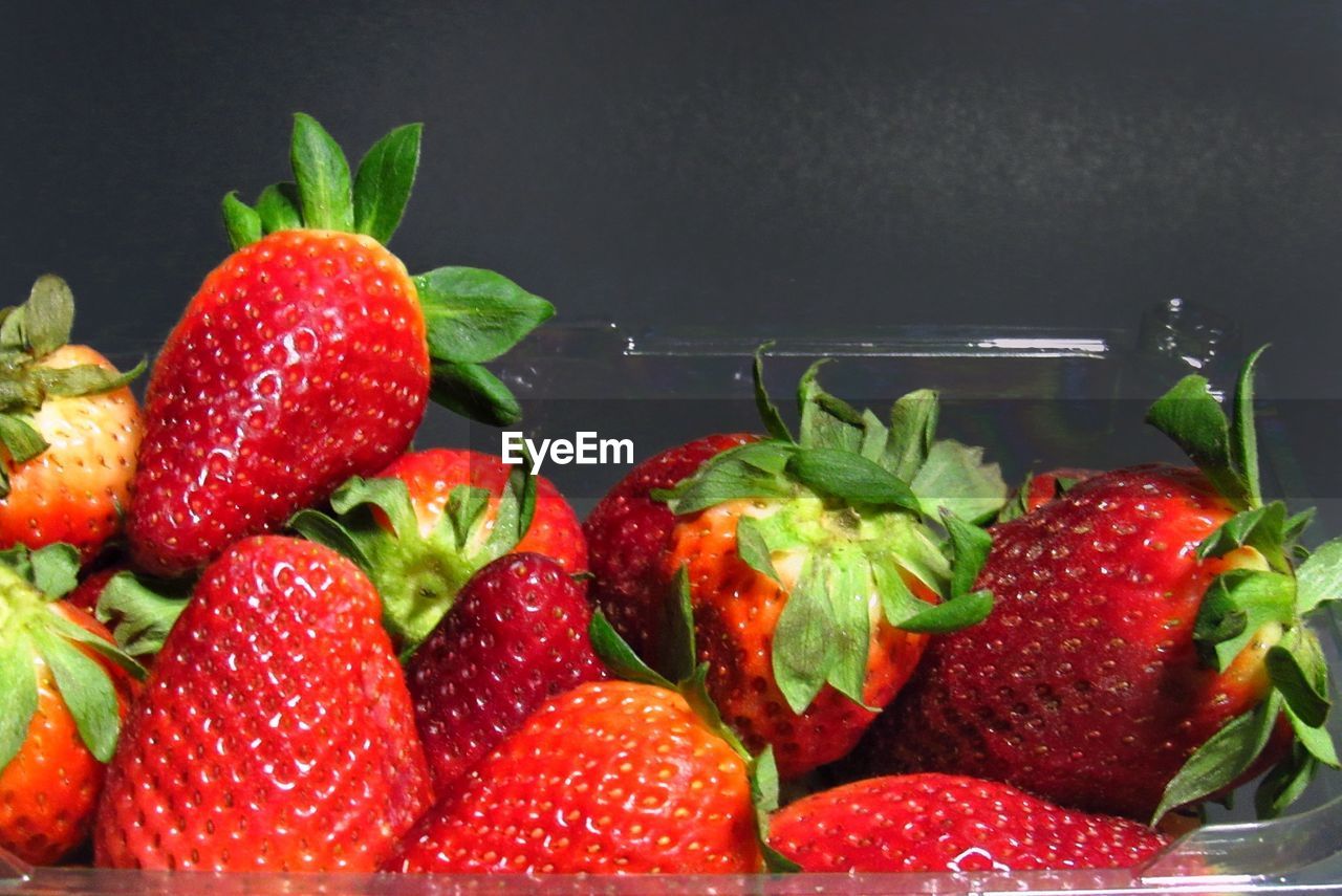 CLOSE-UP OF STRAWBERRIES IN PLATE