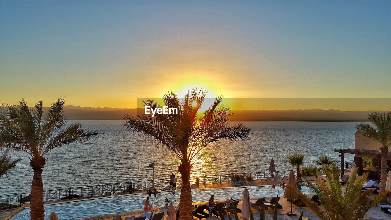 SCENIC VIEW OF SEA AGAINST SKY AT SUNSET