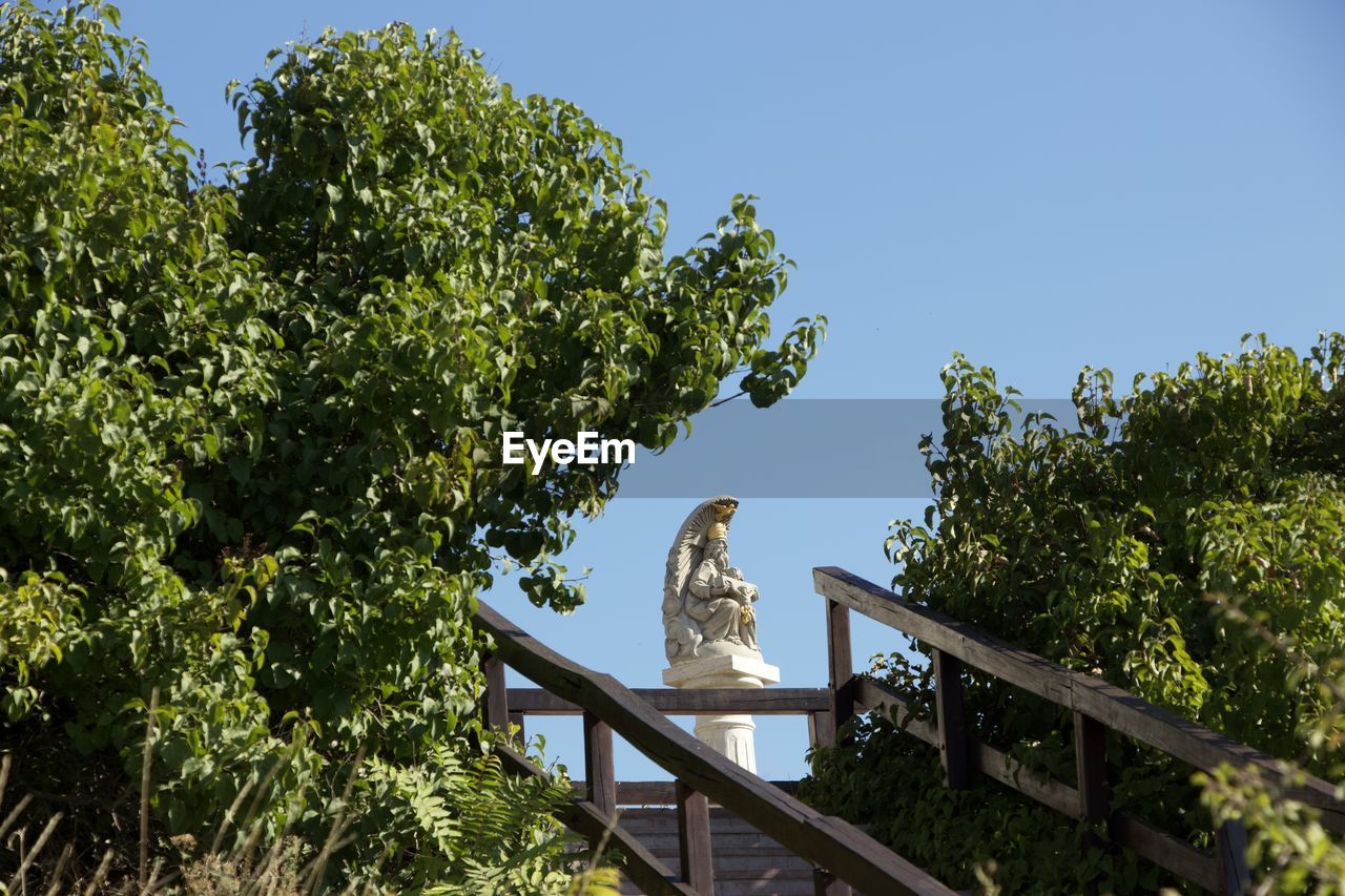 LOW ANGLE VIEW OF SCULPTURE AGAINST CLEAR SKY