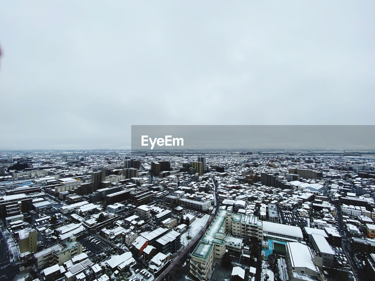 HIGH ANGLE VIEW OF BUILDINGS AGAINST SKY