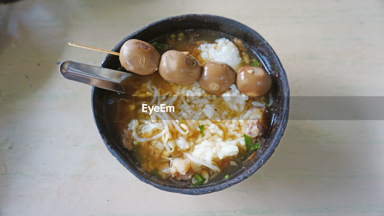 CLOSE-UP OF SOUP IN BOWL