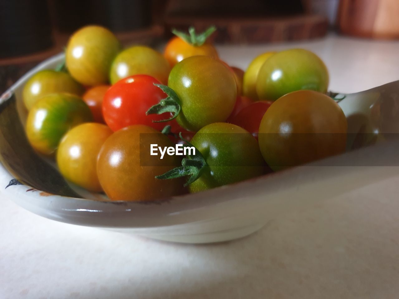 CLOSE-UP OF TOMATOES IN BOWL