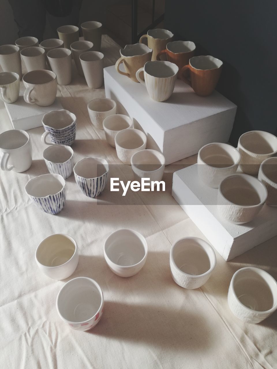 HIGH ANGLE VIEW OF COFFEE CUPS ON TABLE