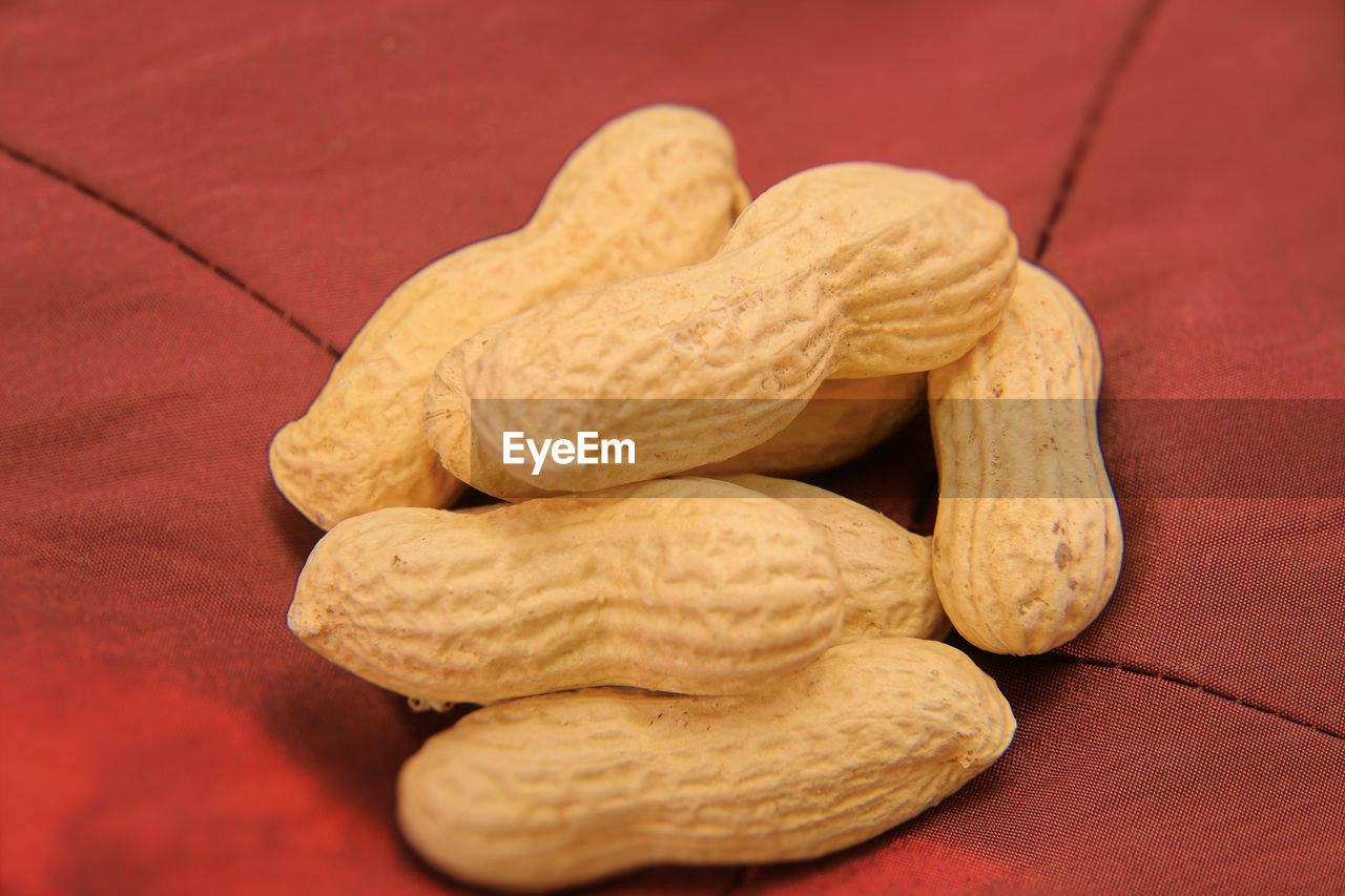 HIGH ANGLE VIEW OF HEART SHAPE COOKIES ON TABLE