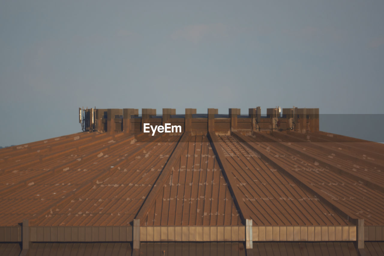 LOW ANGLE VIEW OF ROOF AGAINST SKY