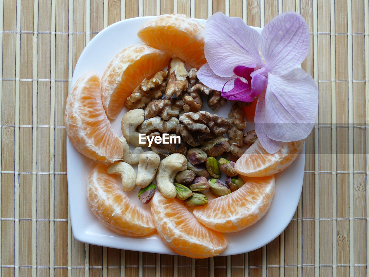 CLOSE-UP OF FRUITS ON PLATE