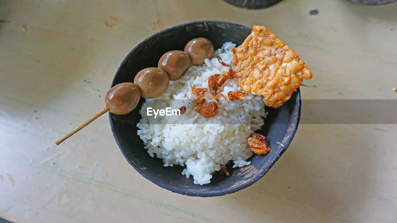 HIGH ANGLE VIEW OF MEAT IN PLATE ON TABLE