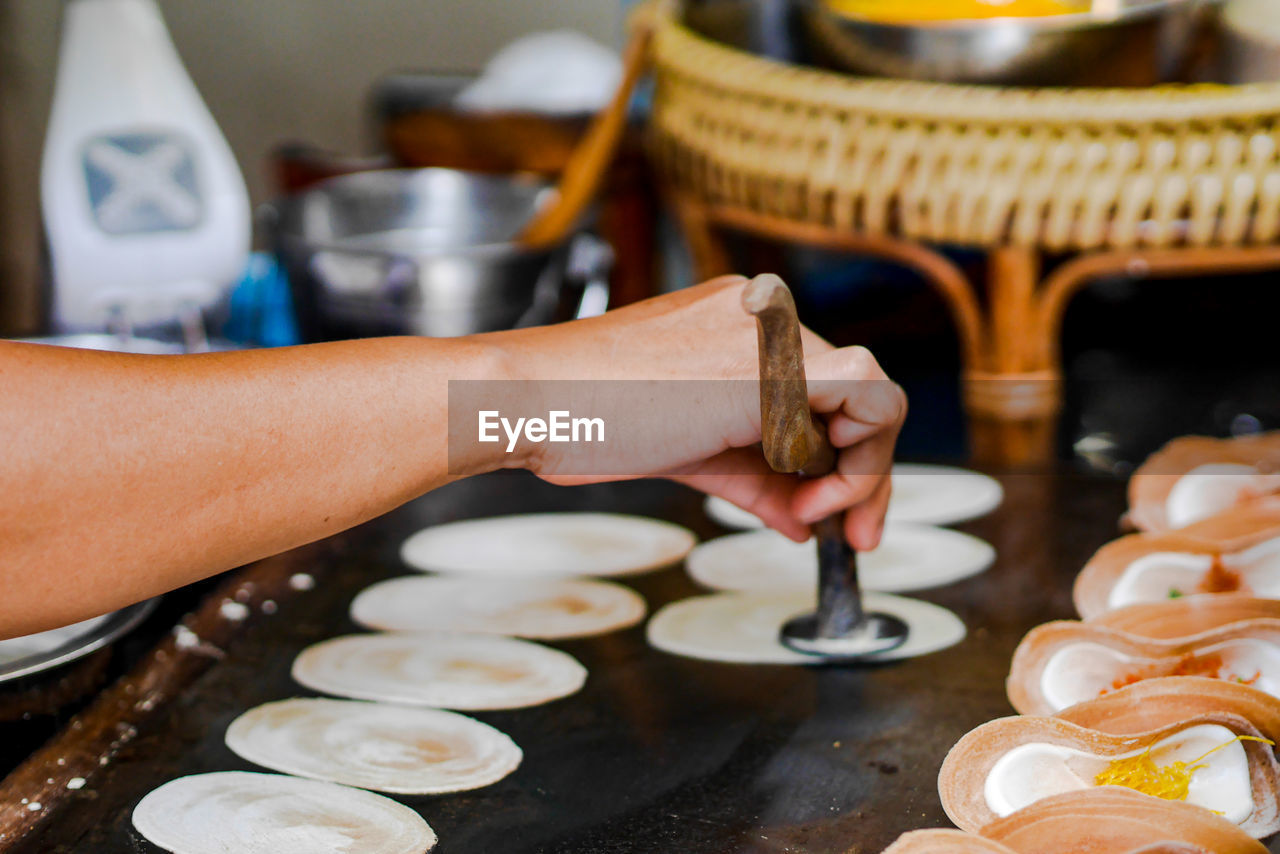 MIDSECTION OF MAN PREPARING FOOD