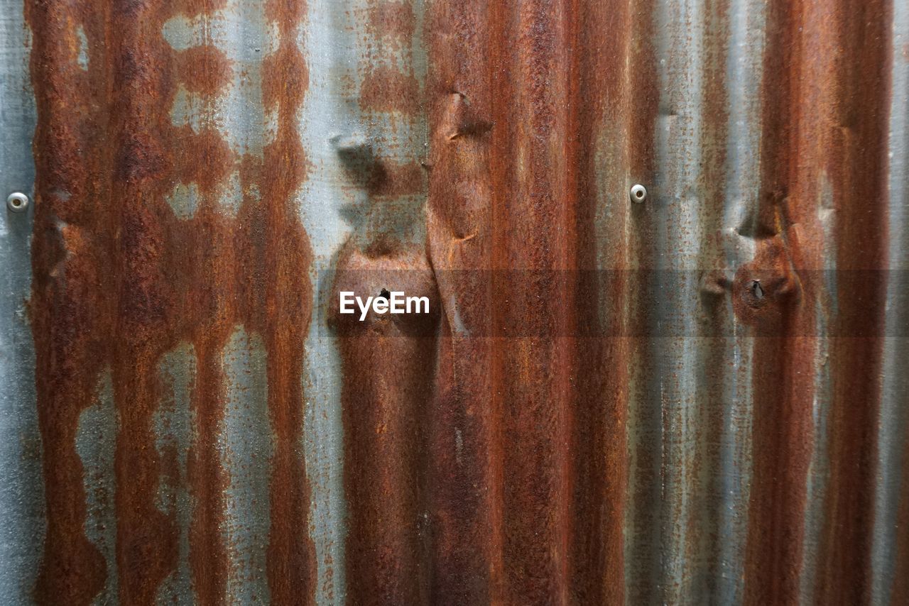 FULL FRAME SHOT OF OLD RUSTY METAL IN CONTAINER